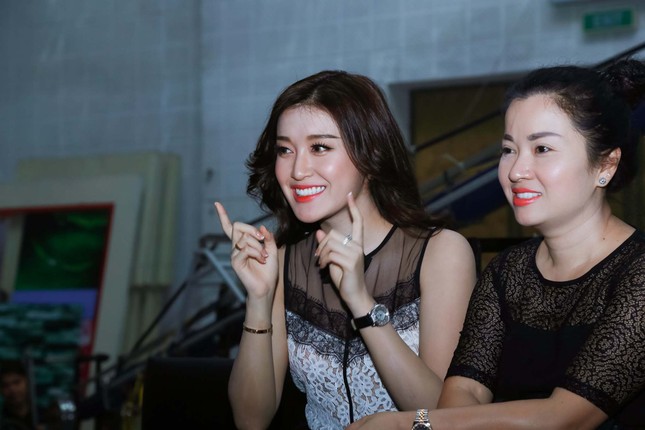 Á hậu Huyền My rạng rỡ bên MC Thùy Linh ảnh 3