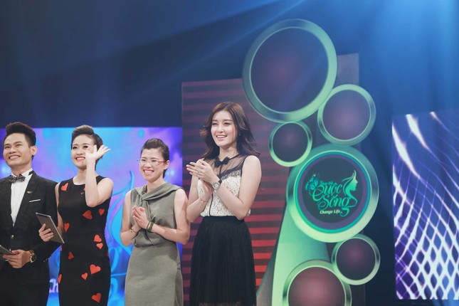 Á hậu Huyền My rạng rỡ bên MC Thùy Linh ảnh 5