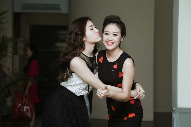 Á hậu Huyền My rạng rỡ bên MC Thùy Linh ảnh 8