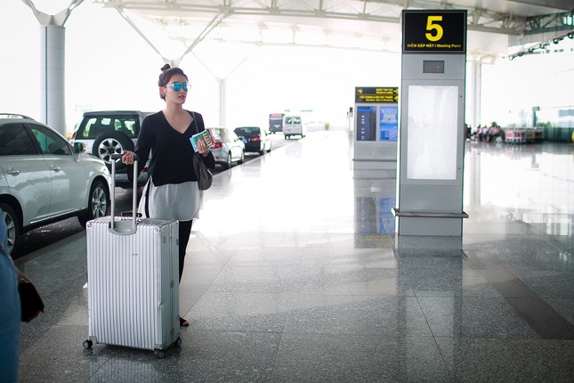 Fan ra sân bay tiễn Á hậu Huyền My đi du học ảnh 2