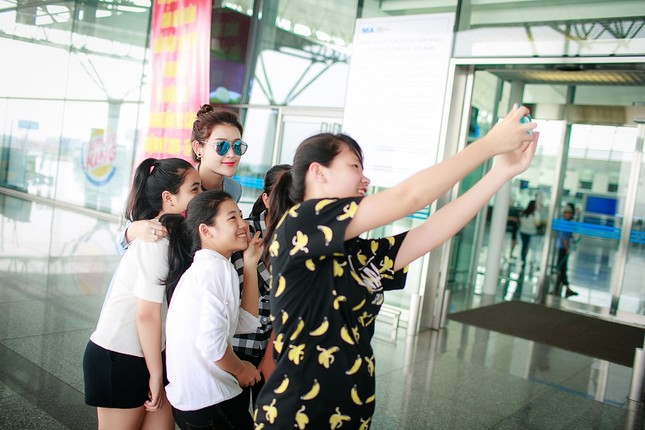 Fan ra sân bay tiễn Á hậu Huyền My đi du học ảnh 7