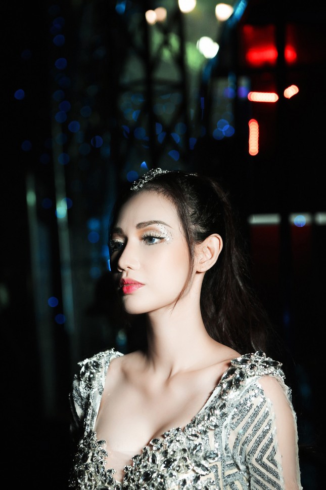 'Gái một con' Quỳnh Chi ấn tượng với váy cắt xẻ táo bạo ảnh 6