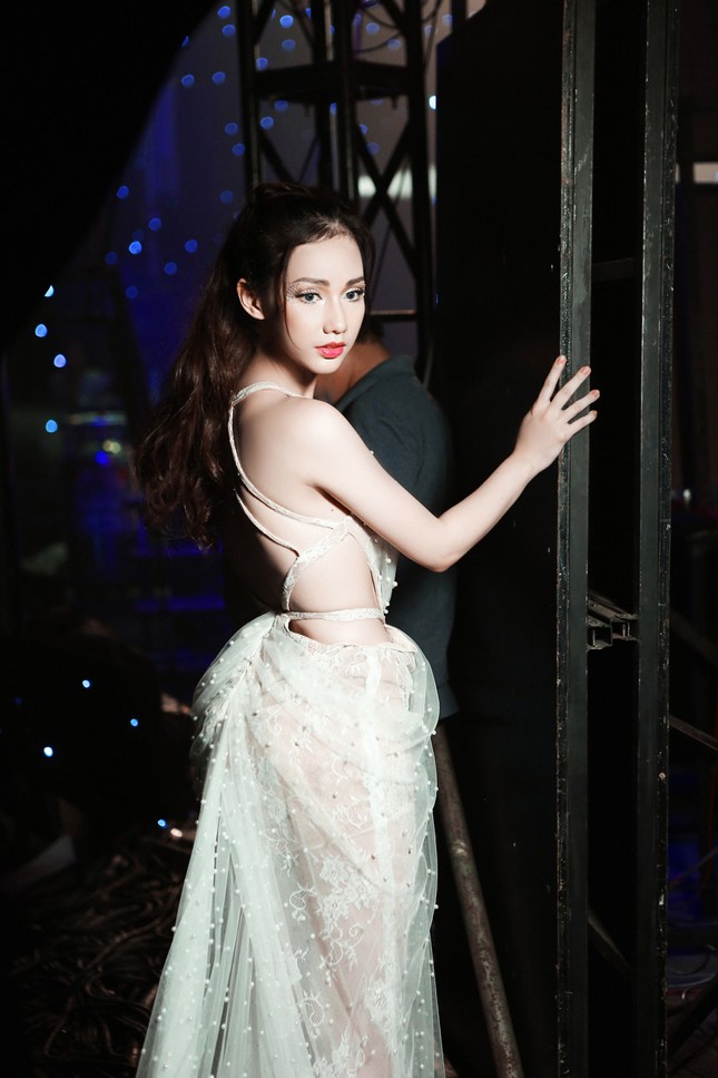 'Gái một con' Quỳnh Chi ấn tượng với váy cắt xẻ táo bạo ảnh 4