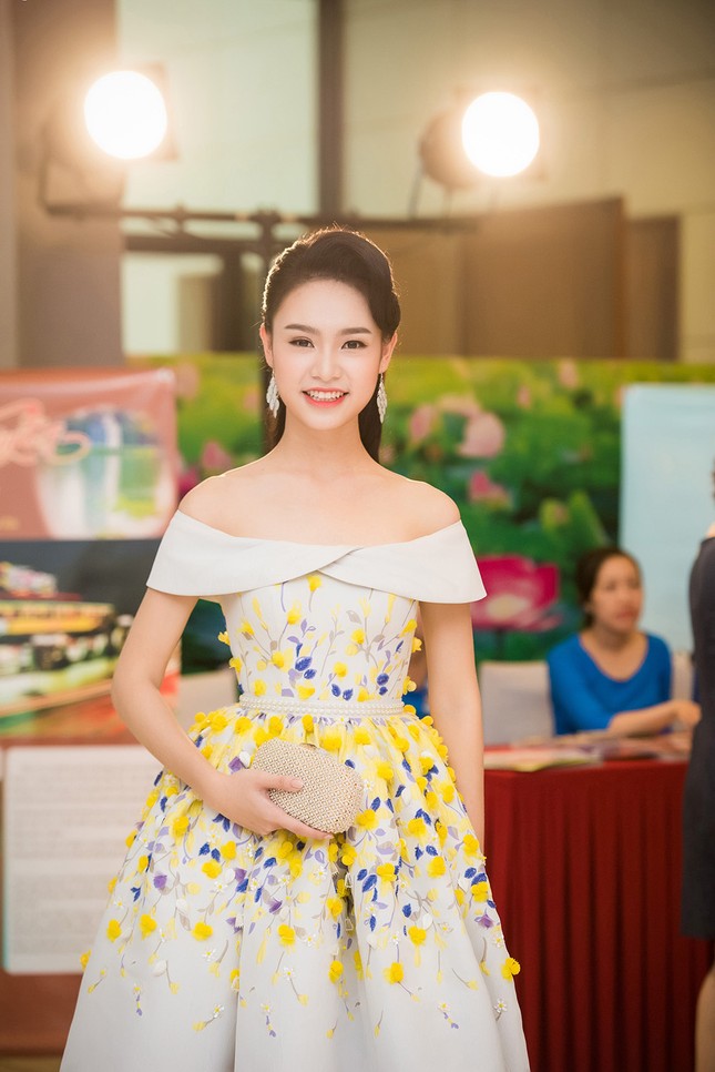Hoa hậu Mỹ Linh rạng rỡ hội ngộ Ngọc Vân, Thủy Tiên ảnh 4