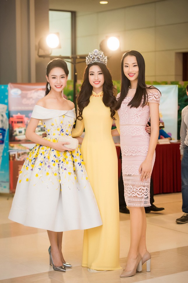 Hoa hậu Mỹ Linh rạng rỡ hội ngộ Ngọc Vân, Thủy Tiên ảnh 7