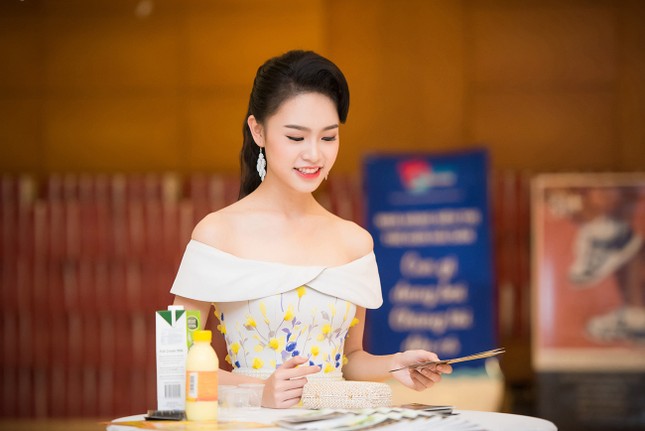 Hoa hậu Mỹ Linh rạng rỡ hội ngộ Ngọc Vân, Thủy Tiên ảnh 5