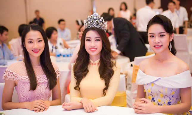 Hoa hậu Mỹ Linh rạng rỡ hội ngộ Ngọc Vân, Thủy Tiên ảnh 9