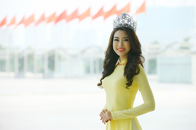 Hoa hậu Mỹ Linh rạng rỡ hội ngộ Ngọc Vân, Thủy Tiên ảnh 2