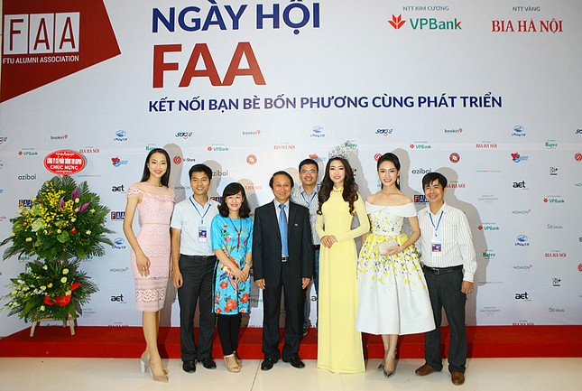 Hoa hậu Mỹ Linh rạng rỡ hội ngộ Ngọc Vân, Thủy Tiên ảnh 1