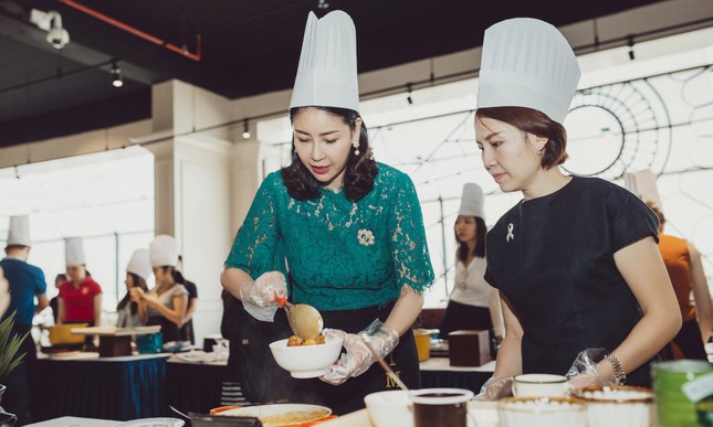 Hoa hậu Hà Kiều Anh trổ tài nấu nướng tại cơ ngơi ở Vũng Tàu ảnh 3