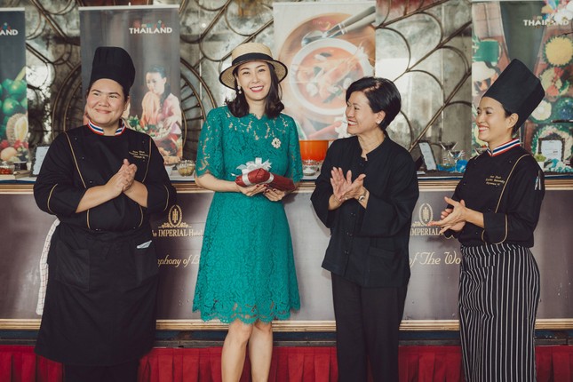Hoa hậu Hà Kiều Anh trổ tài nấu nướng tại cơ ngơi ở Vũng Tàu ảnh 2