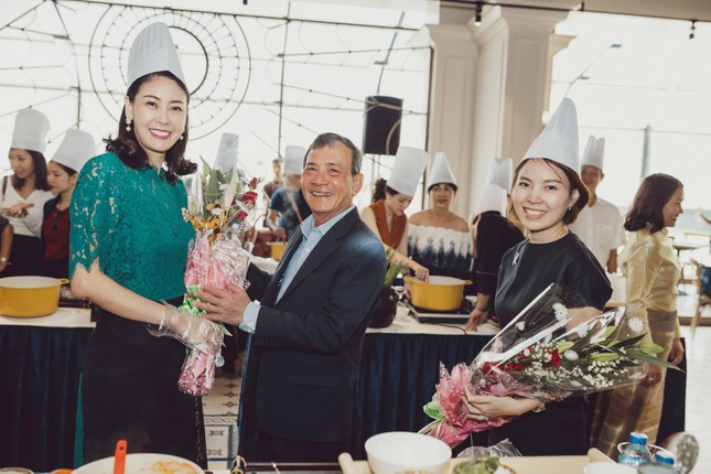 Hoa hậu Hà Kiều Anh trổ tài nấu nướng tại cơ ngơi ở Vũng Tàu ảnh 1