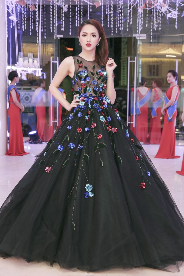 Hương Giang Idol khoe vòng một với váy xuyên thấu ảnh 1