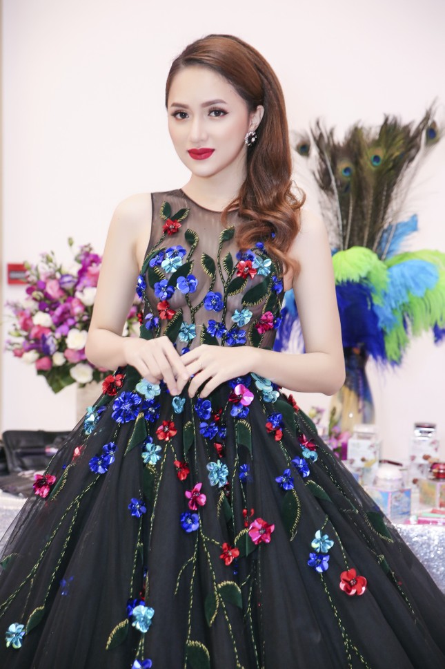 Hương Giang Idol khoe vòng một với váy xuyên thấu ảnh 2