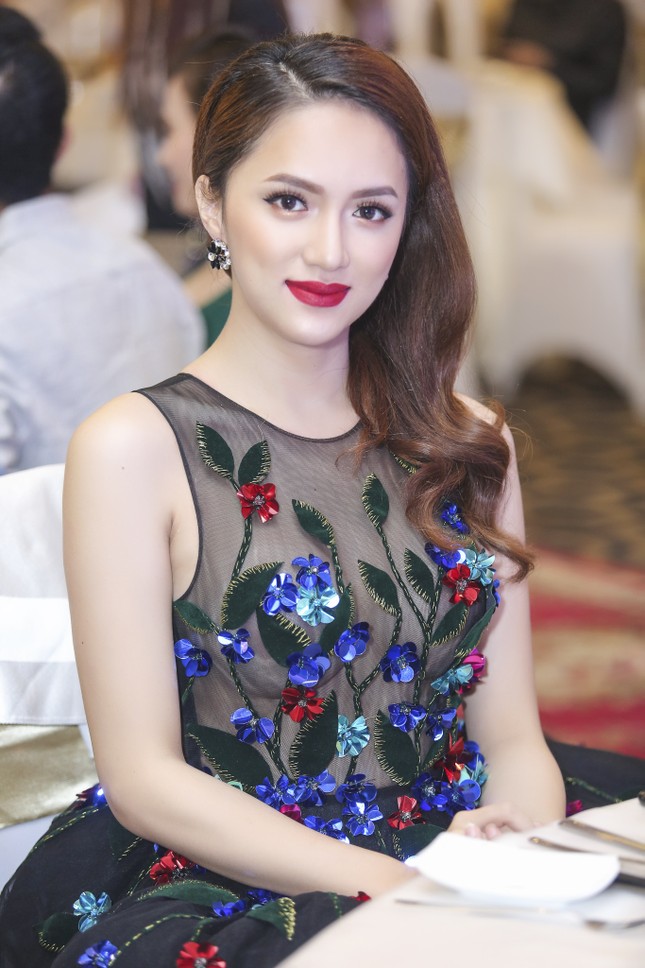 Hương Giang Idol khoe vòng một với váy xuyên thấu ảnh 3