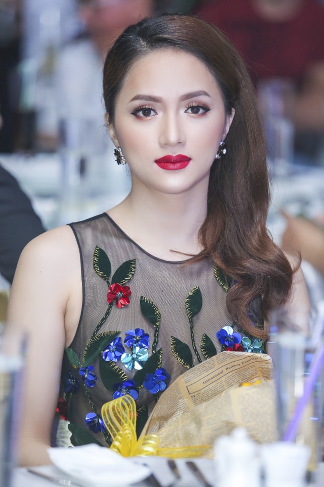 Hương Giang Idol khoe vòng một với váy xuyên thấu ảnh 4