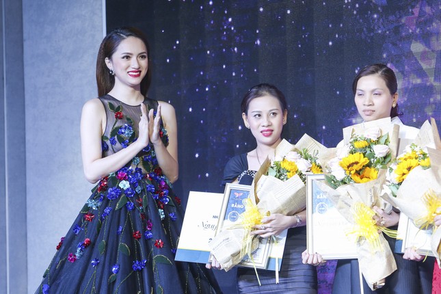 Hương Giang Idol khoe vòng một với váy xuyên thấu ảnh 5