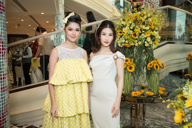 Hoa hậu Mỹ Linh, Á hậu Thùy Dung nổi bật với đầm vàng rực rỡ ảnh 5