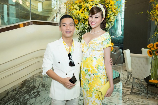 Hoa hậu Mỹ Linh, Á hậu Thùy Dung nổi bật với đầm vàng rực rỡ ảnh 7