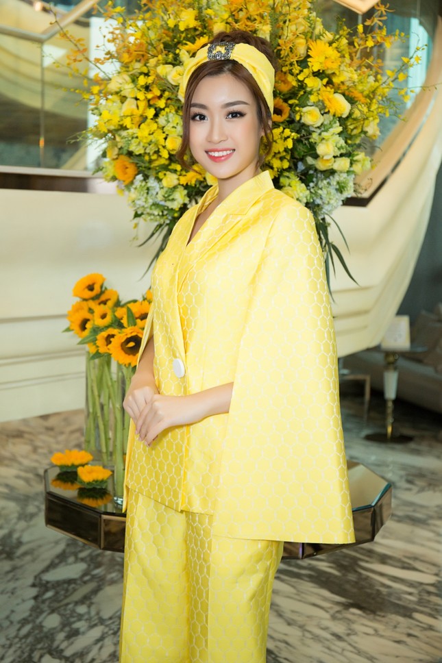 Hoa hậu Mỹ Linh, Á hậu Thùy Dung nổi bật với đầm vàng rực rỡ ảnh 3