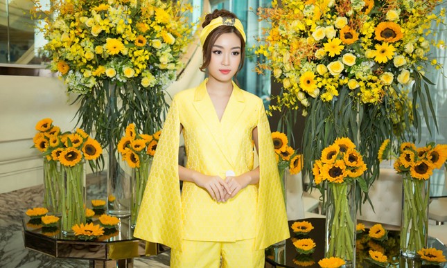 Hoa hậu Mỹ Linh, Á hậu Thùy Dung nổi bật với đầm vàng rực rỡ ảnh 2