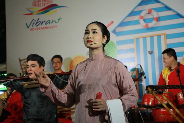 Cải lương xuống phố đi bộ Nguyễn Huệ ảnh 1