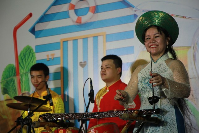 Cải lương xuống phố đi bộ Nguyễn Huệ ảnh 2