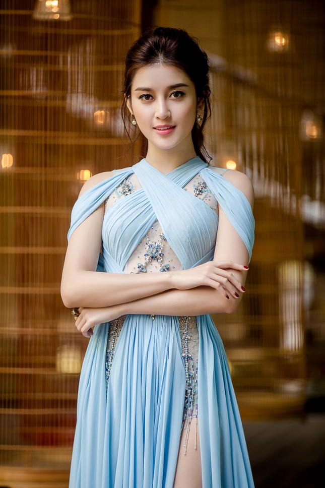 Á hậu Huyền My diện váy xẻ quyến rũ, 'đọ sắc' Thuỳ Dung tại sự kiện ảnh 1