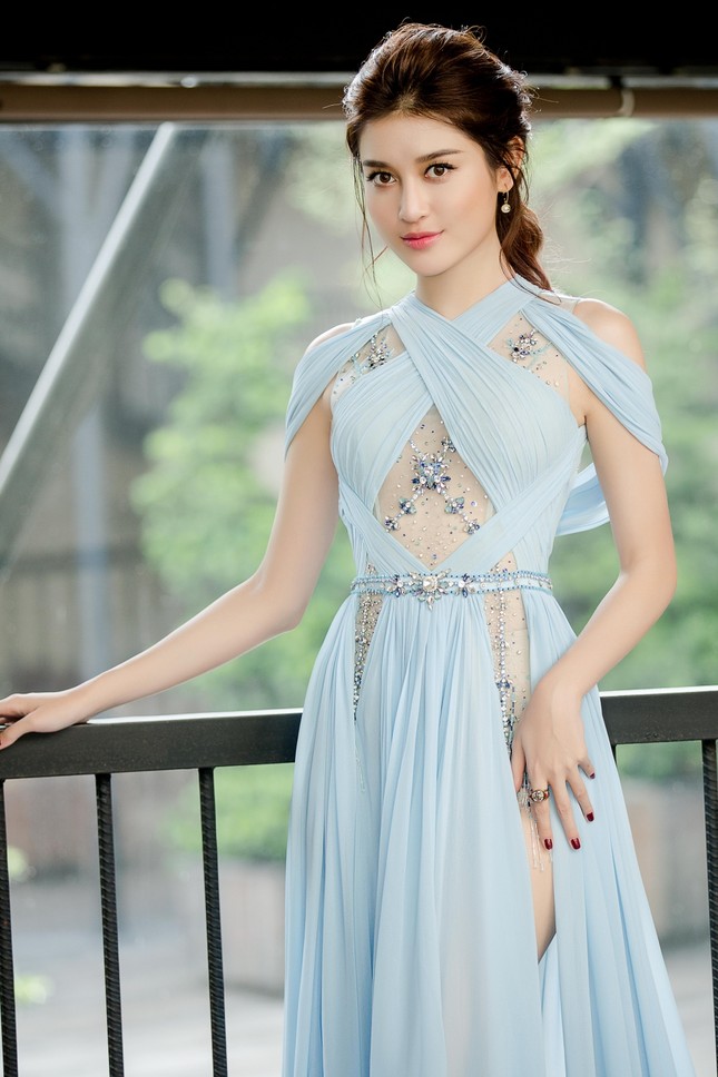 Á hậu Huyền My diện váy xẻ quyến rũ, 'đọ sắc' Thuỳ Dung tại sự kiện ảnh 4
