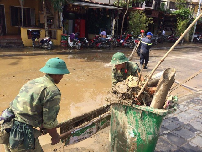 Hơn 600 chiến sĩ căng sức dọn lụt Hội An đón đoàn APEC ảnh 4