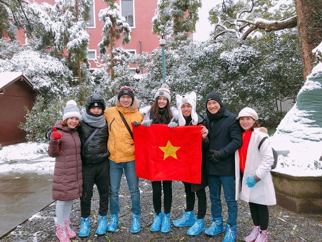 Thanh Tú hát ‘Như có Bác Hồ’, Mâu Thuỷ nhuộm tóc đỏ nếu U23 VN vô địch ảnh 1