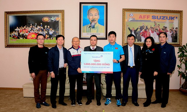 VietinBank trao tặng U23 Việt Nam 1 tỷ đồng ảnh 1