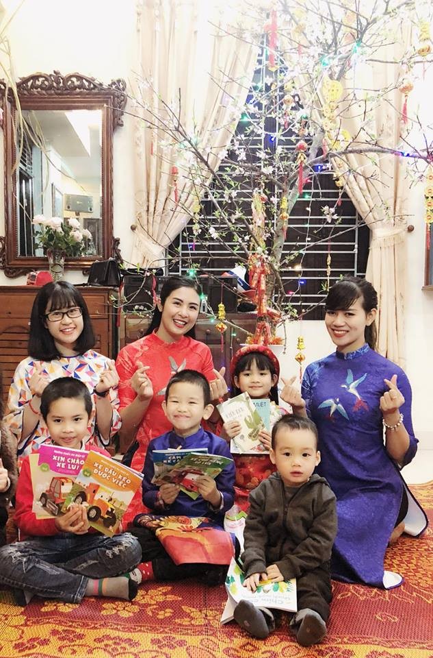 Hoa hậu Ngọc Hân, Á hậu Thanh Tú thay lì xì tiền bằng…sách ảnh 1