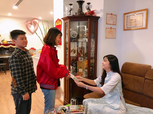 Hoa hậu Ngọc Hân, Á hậu Thanh Tú thay lì xì tiền bằng…sách ảnh 3