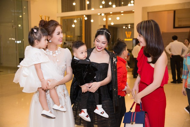 Vợ chồng Bình Minh cùng các con rạng rỡ đi xem thời trang ảnh 7