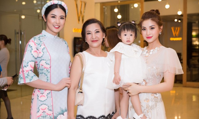 Vợ chồng Bình Minh cùng các con rạng rỡ đi xem thời trang ảnh 6