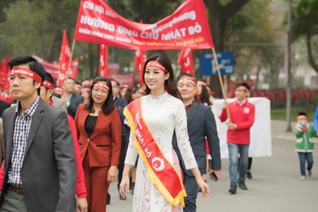 Hoa hậu Mỹ Linh: Phụ nữ đẹp hơn khi có một tấm lòng nhân hậu! ảnh 3