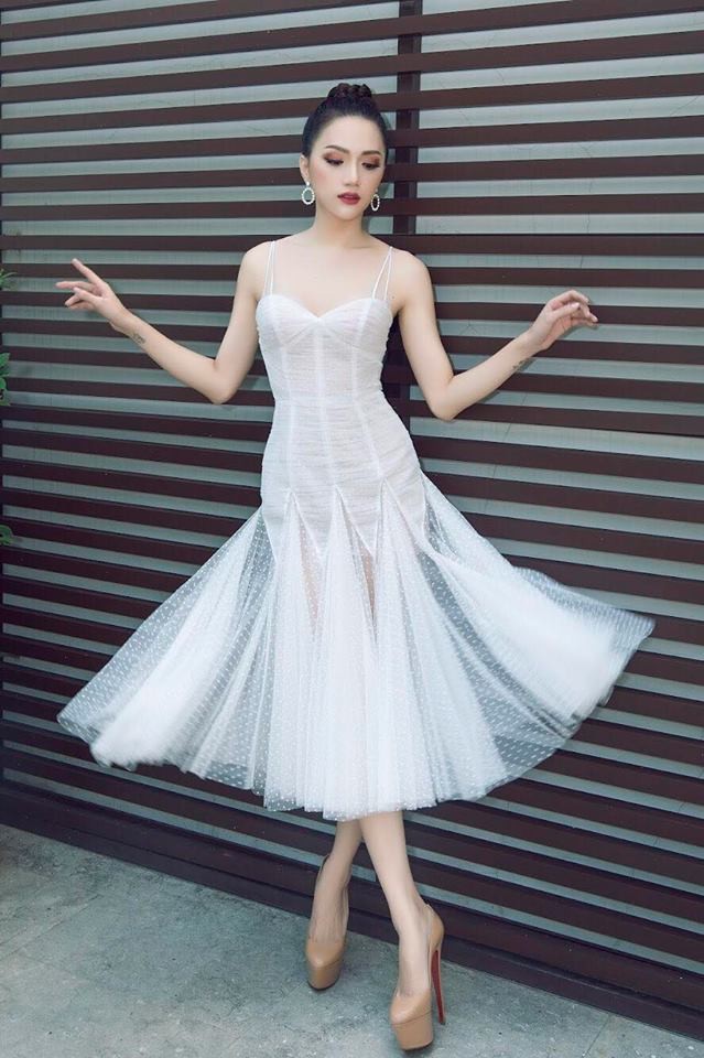 Fans vây kín Hương Giang Idol khi ra sân bay Thái Lan để về nước ảnh 3