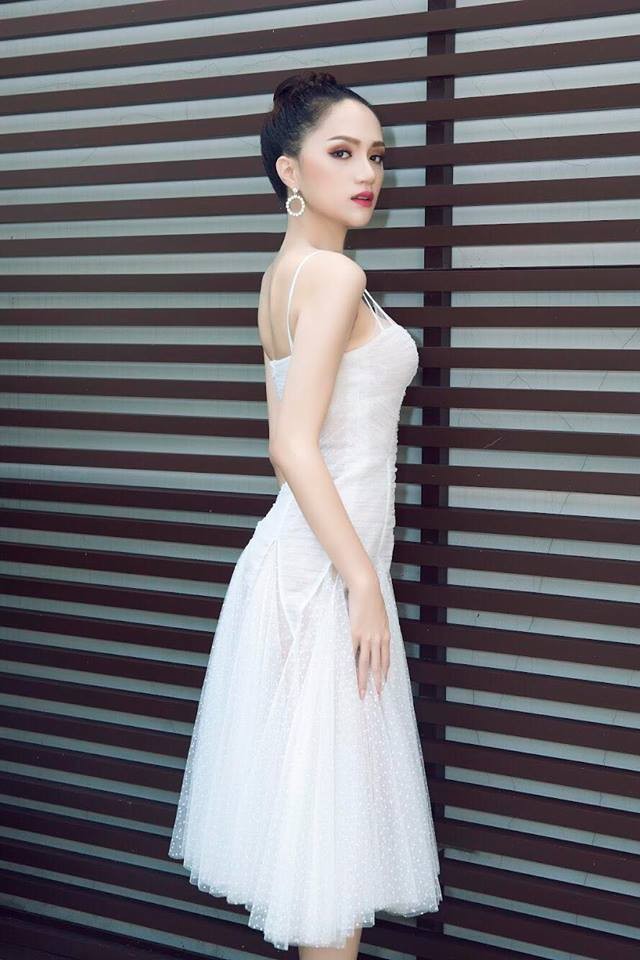 Fans vây kín Hương Giang Idol khi ra sân bay Thái Lan để về nước ảnh 4