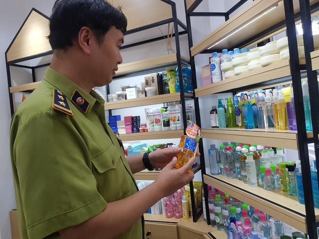 Quản lý thị trường mỹ phẩm: Chưa kiểm tra đã có điện thoại 'hỏi thăm'! ảnh 2