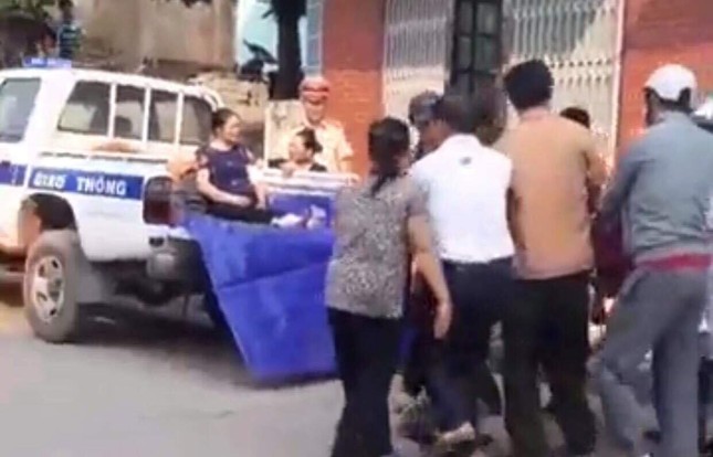 'Nghịch tử' cầm dao phay chém gục bố mẹ ngay tại nhà ảnh 1