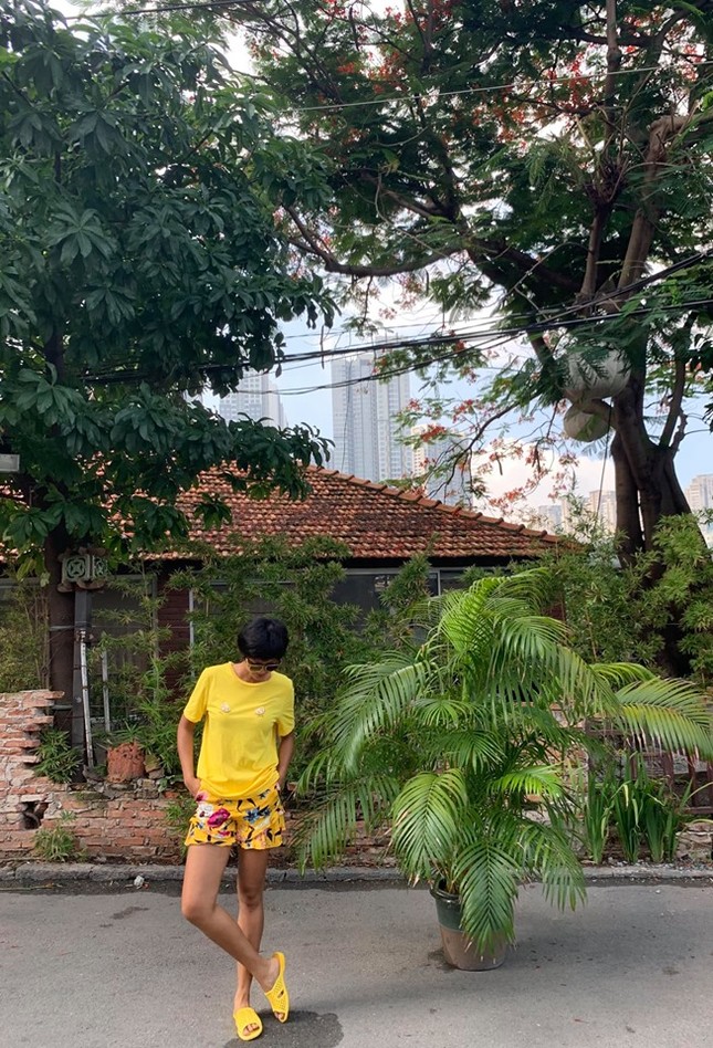 Phản ứng của H'Hen Niê khi bị vợ cũ Huy Khánh chê bai sở thích đi dép tổ ong ảnh 2