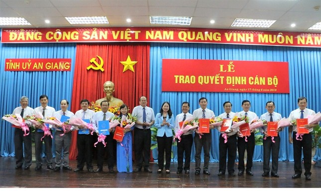 Điều động, bổ nhiệm nhân sự 10 địa phương ảnh 1