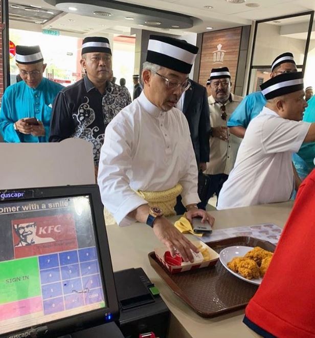 Vua Malaysia dừng xe, hỗ trợ người bị tai nạn giao thông gây ‘sốt’ ảnh 1