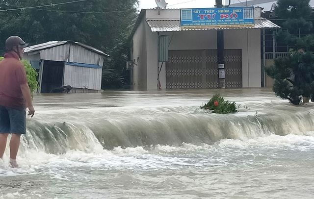 Phú Quốc lũ dâng cao ngang đầu người, huy động 1.000 quân cứu dân ảnh 9