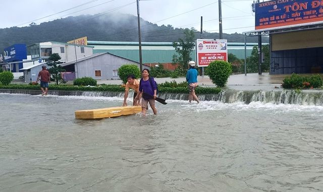 Phú Quốc lũ dâng cao ngang đầu người, huy động 1.000 quân cứu dân ảnh 10