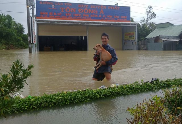 Phú Quốc lũ dâng cao ngang đầu người, huy động 1.000 quân cứu dân ảnh 11