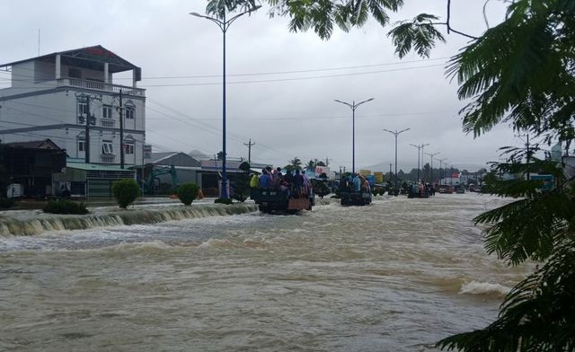 Phú Quốc lũ dâng cao ngang đầu người, huy động 1.000 quân cứu dân ảnh 1
