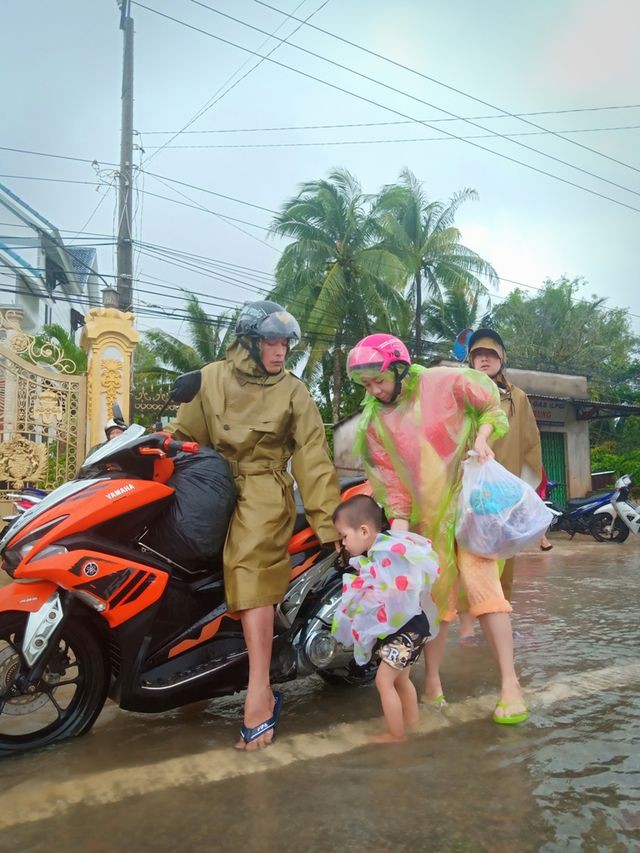 Phú Quốc lũ dâng cao ngang đầu người, huy động 1.000 quân cứu dân ảnh 19