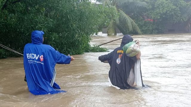 Phú Quốc lũ dâng cao ngang đầu người, huy động 1.000 quân cứu dân ảnh 3